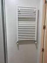 Toallero radiador blanco de pared en el baño de la Habitación Individual, junto a la ducha